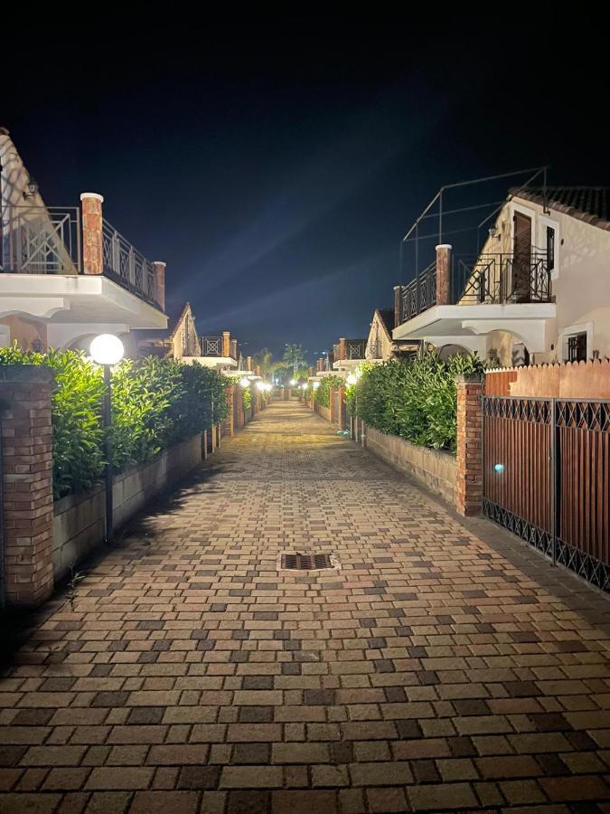 Villa Mansarda Camelie Via Dei Normanni, 45 Campofelice Di Roccella Exterior foto