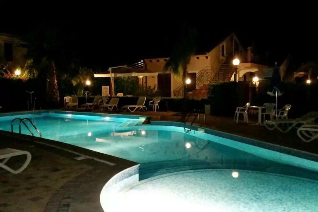 Villa Mansarda Camelie Via Dei Normanni, 45 Campofelice Di Roccella Exterior foto