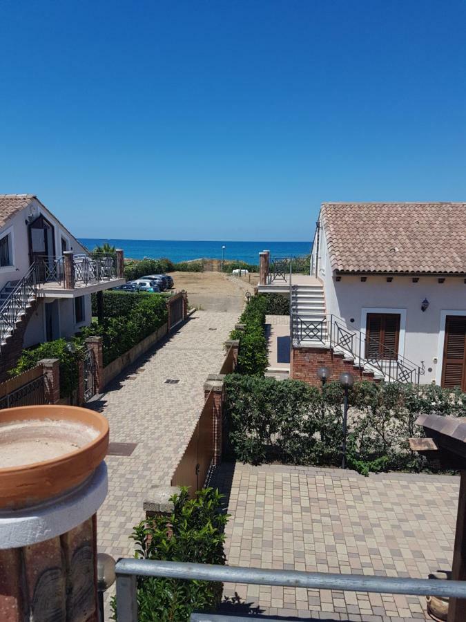 Villa Mansarda Camelie Via Dei Normanni, 45 Campofelice Di Roccella Exterior foto