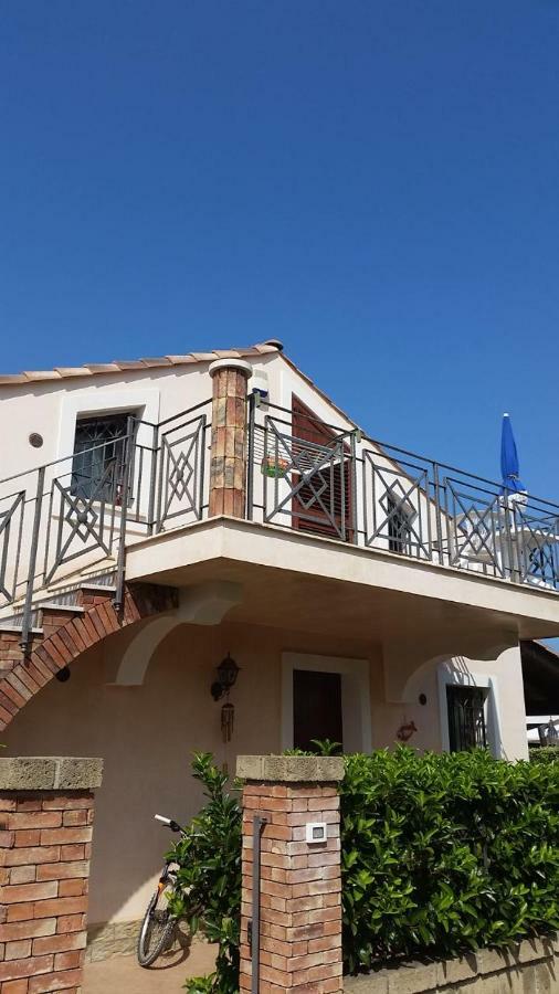 Villa Mansarda Camelie Via Dei Normanni, 45 Campofelice Di Roccella Exterior foto
